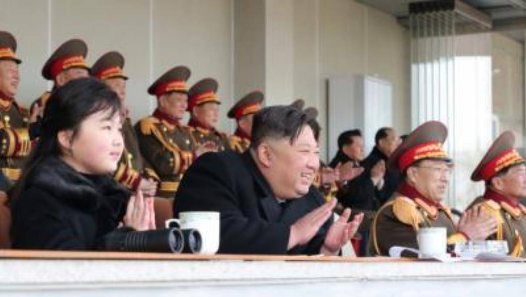 皇冠足球平台代理_9岁金珠爱看球赛!穿貂皮毛领风衣坐C位皇冠足球平台代理,太有10岁瑞典公主气场了