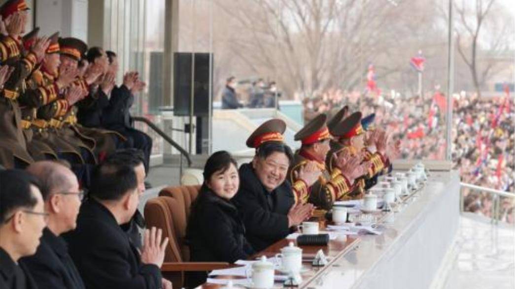 皇冠足球平台代理_9岁金珠爱看球赛!穿貂皮毛领风衣坐C位皇冠足球平台代理,太有10岁瑞典公主气场了