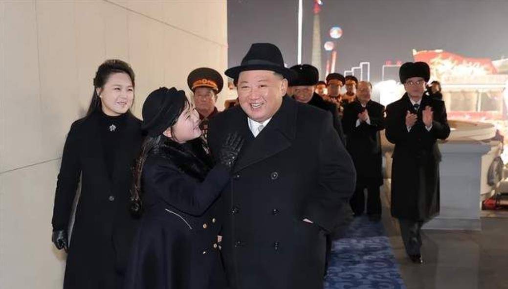 皇冠足球平台代理_9岁金珠爱看球赛!穿貂皮毛领风衣坐C位皇冠足球平台代理,太有10岁瑞典公主气场了