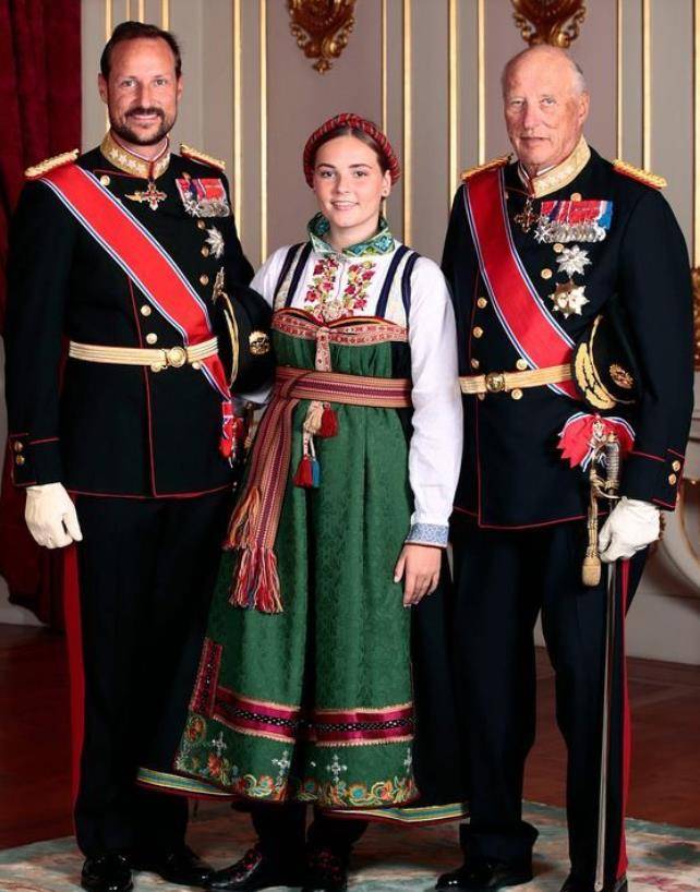 皇冠足球平台代理_9岁金珠爱看球赛!穿貂皮毛领风衣坐C位皇冠足球平台代理,太有10岁瑞典公主气场了