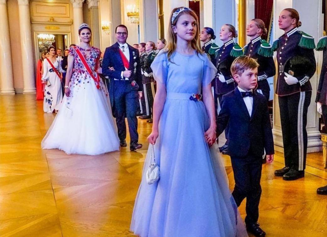 皇冠足球平台代理_9岁金珠爱看球赛!穿貂皮毛领风衣坐C位皇冠足球平台代理,太有10岁瑞典公主气场了