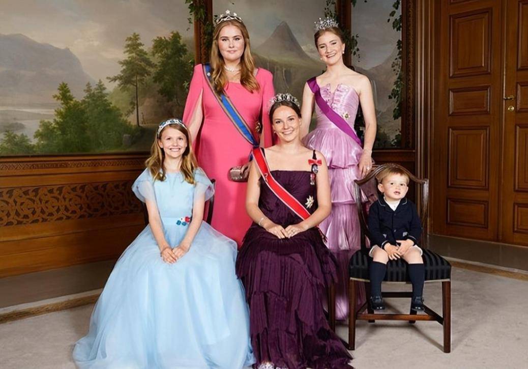 皇冠足球平台代理_9岁金珠爱看球赛!穿貂皮毛领风衣坐C位皇冠足球平台代理,太有10岁瑞典公主气场了