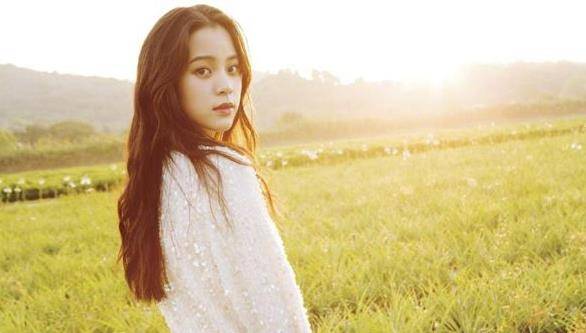 皇冠登一登二登三区别_欧阳娜娜登封面!性感照曝光皇冠登一登二登三区别,胸前一幕网友看呆:登大人了