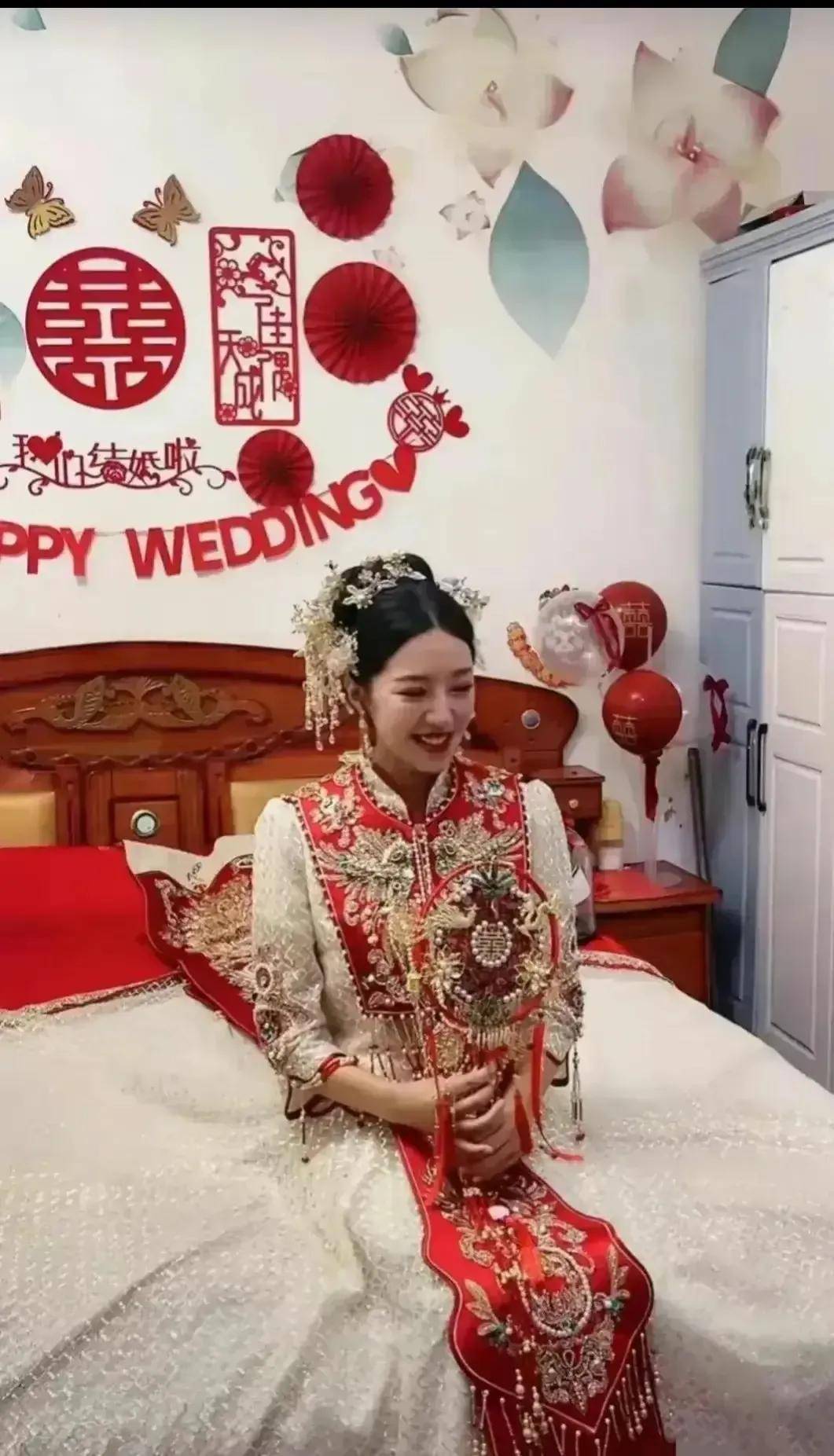 皇冠登1登2登3代理_麦小登结婚皇冠登1登2登3代理,登姑盛装打扮,手提2万元挎包,豪气十足