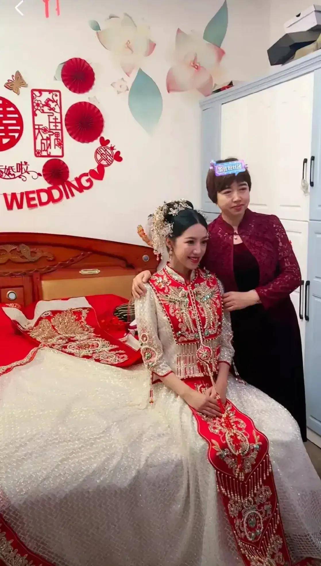 皇冠登1登2登3代理_麦小登结婚皇冠登1登2登3代理,登姑盛装打扮,手提2万元挎包,豪气十足