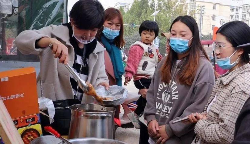 皇冠登1登2登3代理_麦小登结婚皇冠登1登2登3代理,登姑盛装打扮,手提2万元挎包,豪气十足