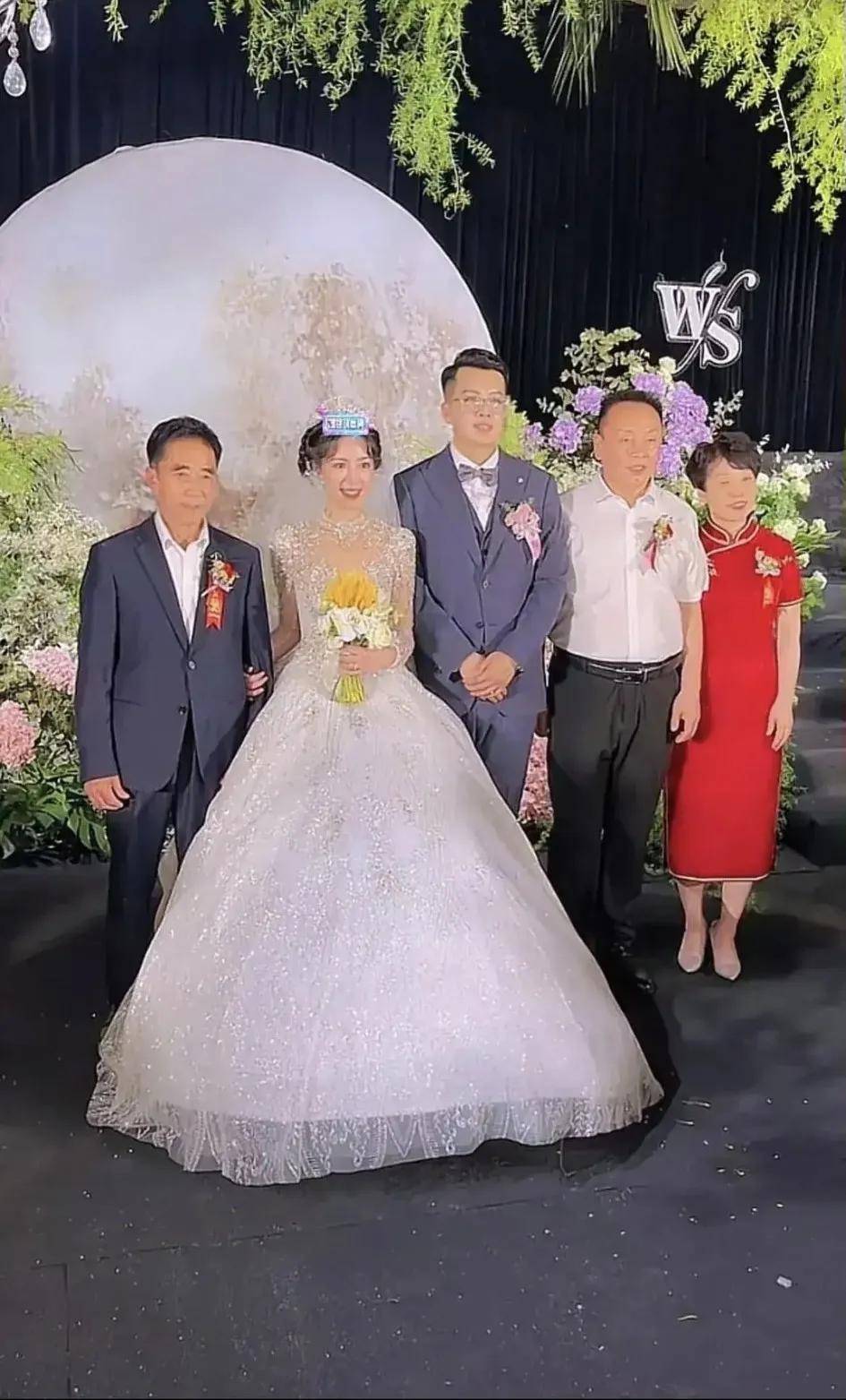 皇冠登1登2登3代理_麦小登结婚皇冠登1登2登3代理,登姑盛装打扮,手提2万元挎包,豪气十足