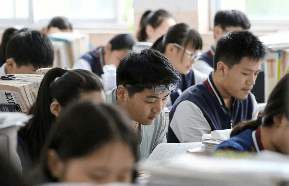 皇冠信用网可以占几成_理科女生高考如何选专业?这几类专业占优势皇冠信用网可以占几成,可以优先考虑