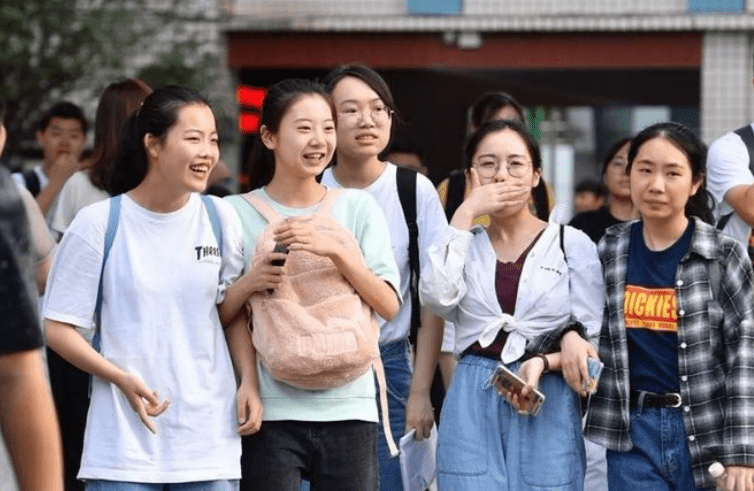 皇冠信用网可以占几成_理科女生高考如何选专业?这几类专业占优势皇冠信用网可以占几成,可以优先考虑