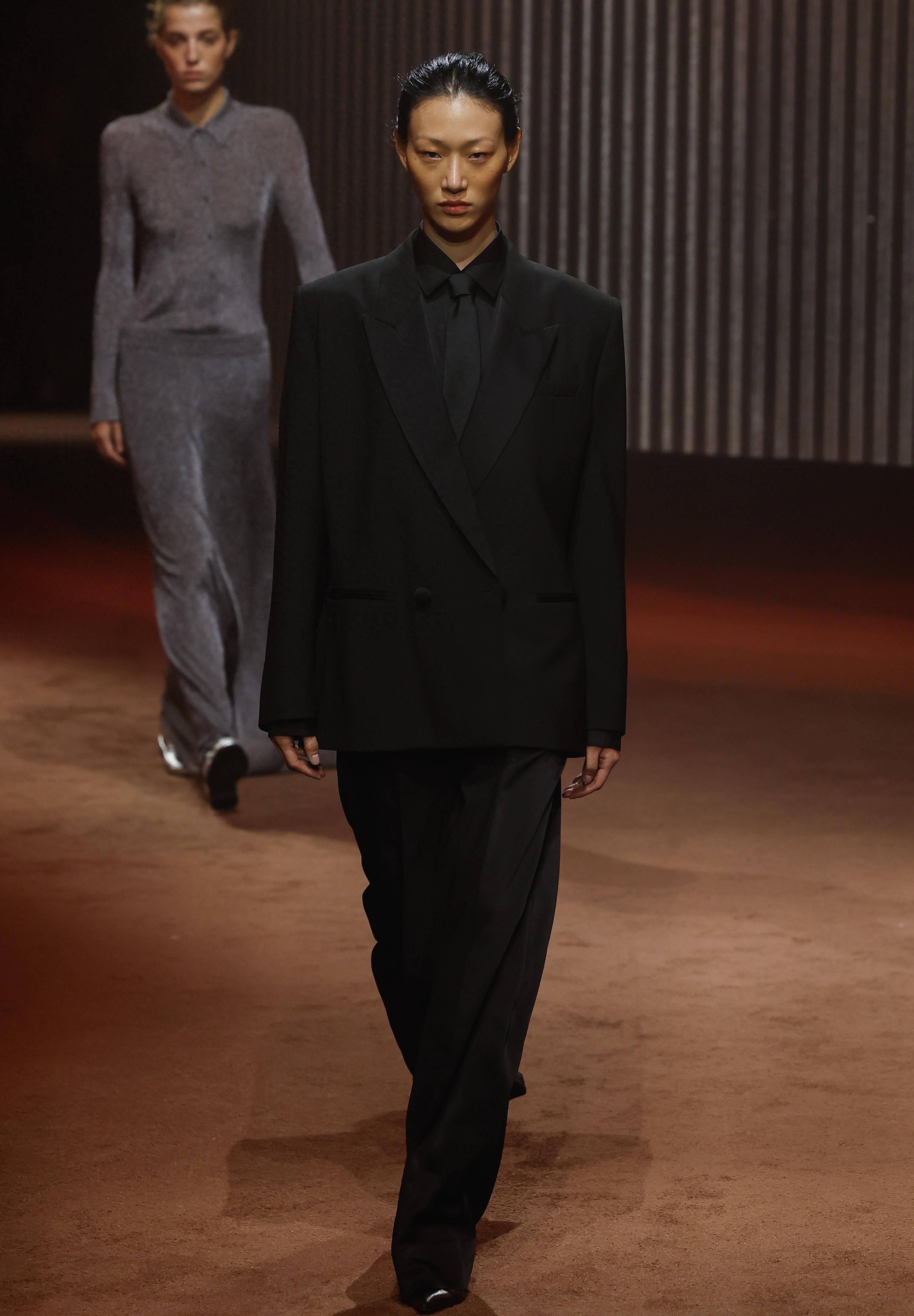 皇冠信用登2代理_(二级外部代理)Cos品牌在纽约举办时装秀(2)