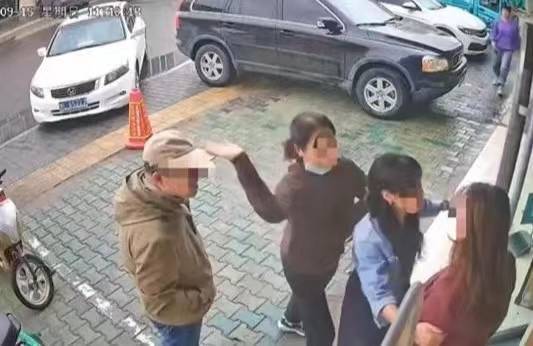 怎么申请皇冠信用网代理_女子在自家店前劝人挪车被打致粉碎性骨折怎么申请皇冠信用网代理!打人者已移送起诉
