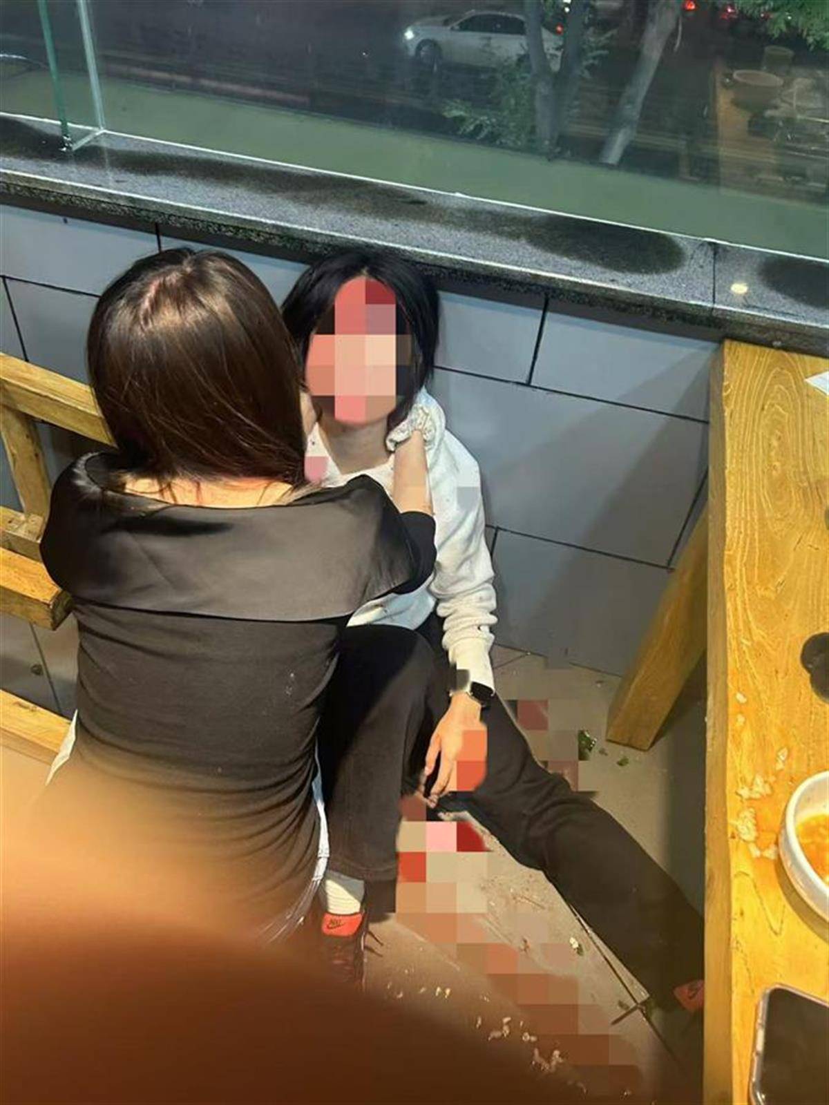皇冠信用哪里申请_河北保定4名女高中生遭多名男子围殴皇冠信用哪里申请,有女生满脸是血,当事人:他们搭讪被拒