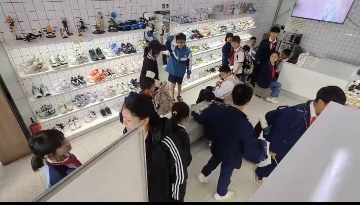 皇冠信用盘押金多少_广东一鞋店老板睡过头皇冠信用盘押金多少,被一群着急看电视的小学生连敲带喊催开门,调皮网友点外卖助攻