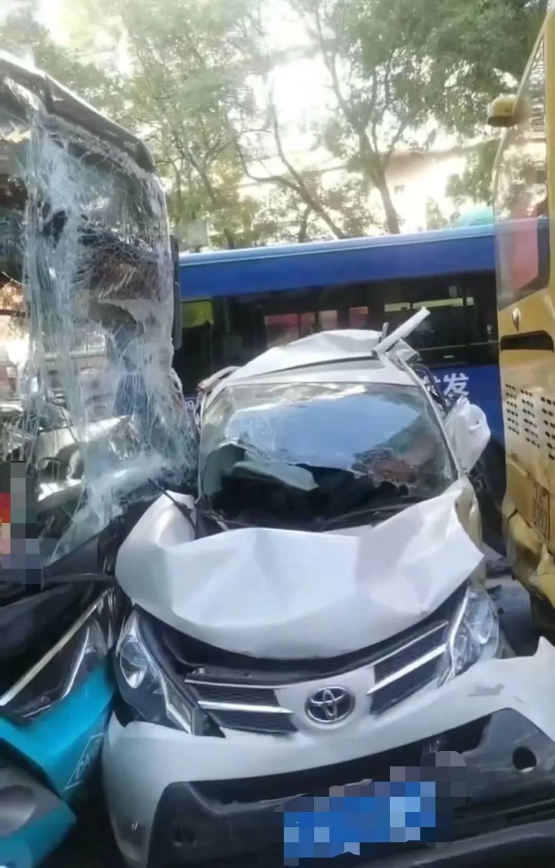 皇冠信用網代理申请_兰州一公交车与多车相撞皇冠信用網代理申请,目击者称“一私家车已变形”!警方通报