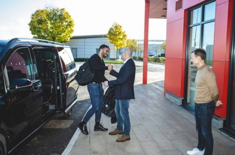 皇冠信用网登2代理_新帅来了!曼联官方:阿莫林抵达卡灵顿皇冠信用网登2代理,获得工签后正式开始工作