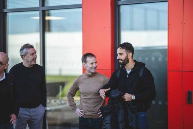 皇冠信用网登2代理_新帅来了!曼联官方:阿莫林抵达卡灵顿皇冠信用网登2代理,获得工签后正式开始工作