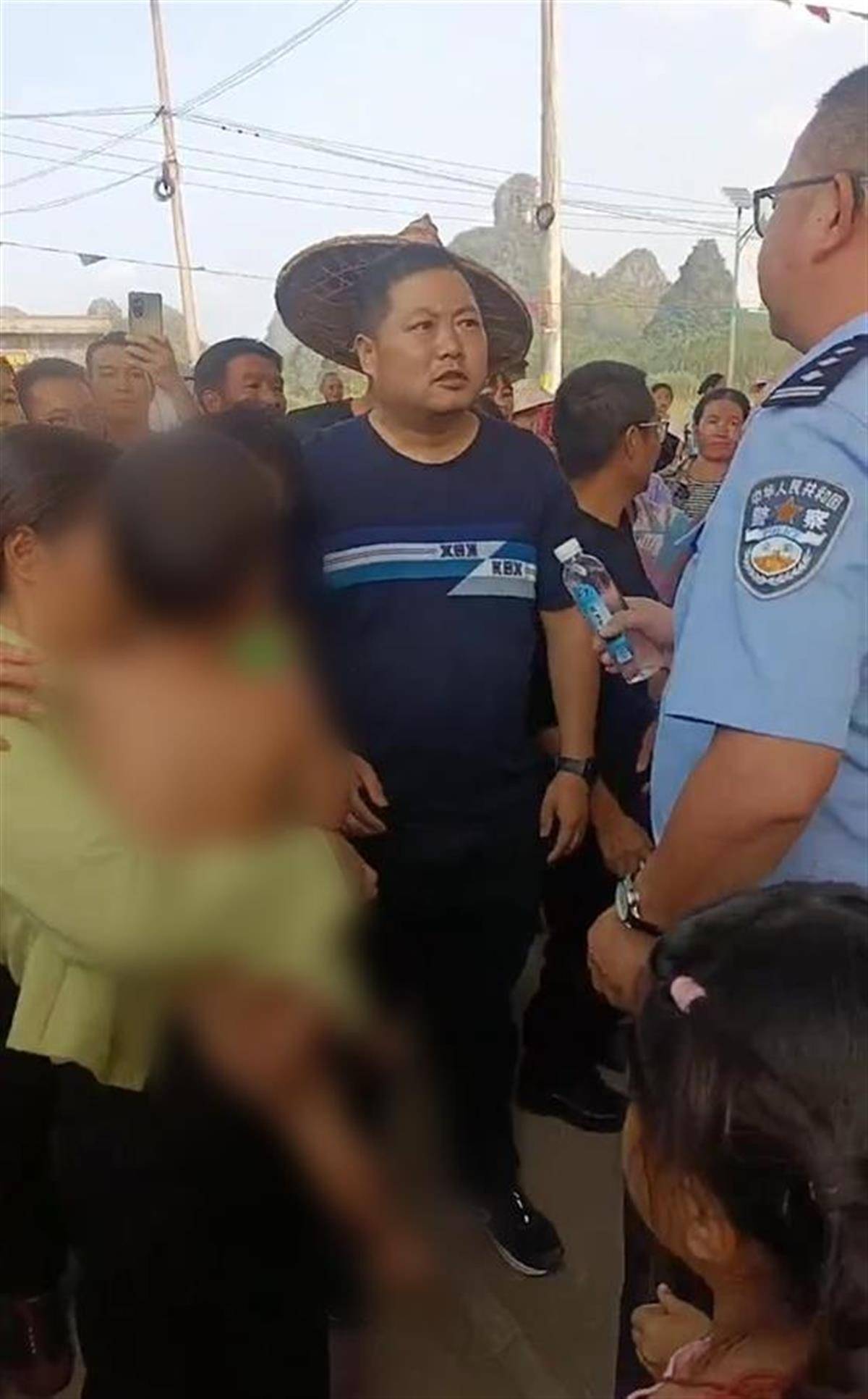 皇冠皇冠足球平台_柳州3岁男童失踪警民连夜搜山皇冠皇冠足球平台,26小时后在数公里外的山上被找到,衣服已不见