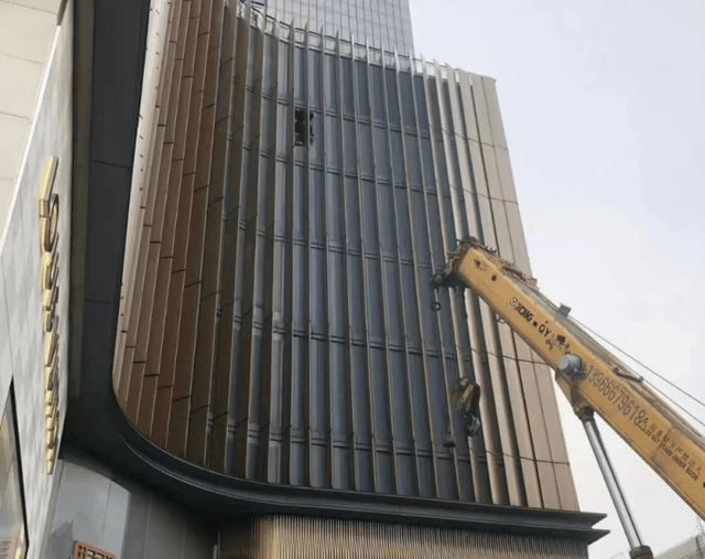 皇冠信用网最新地址_安徽合肥一商场玻璃坠落皇冠信用网最新地址,砸中路人导致死亡?银泰中心回应:目前没有生命危险