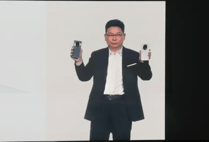 皇冠信用网正网_华为Mate70自研鸿蒙+麒麟9020皇冠信用网正网?余承东说对的起那四个字