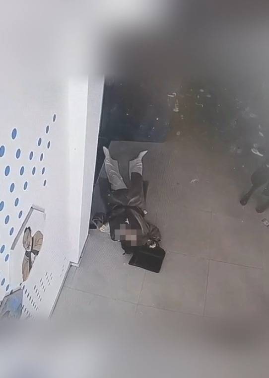 皇冠信用网会员开户_河南一大学老师心脏骤停晕倒皇冠信用网会员开户,女学生按压施救:我也很害怕,看到老师好转激动手抖