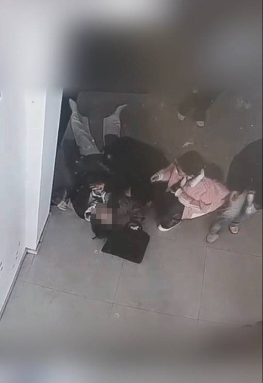 皇冠信用网会员开户_河南一大学老师心脏骤停晕倒皇冠信用网会员开户,女学生按压施救:我也很害怕,看到老师好转激动手抖
