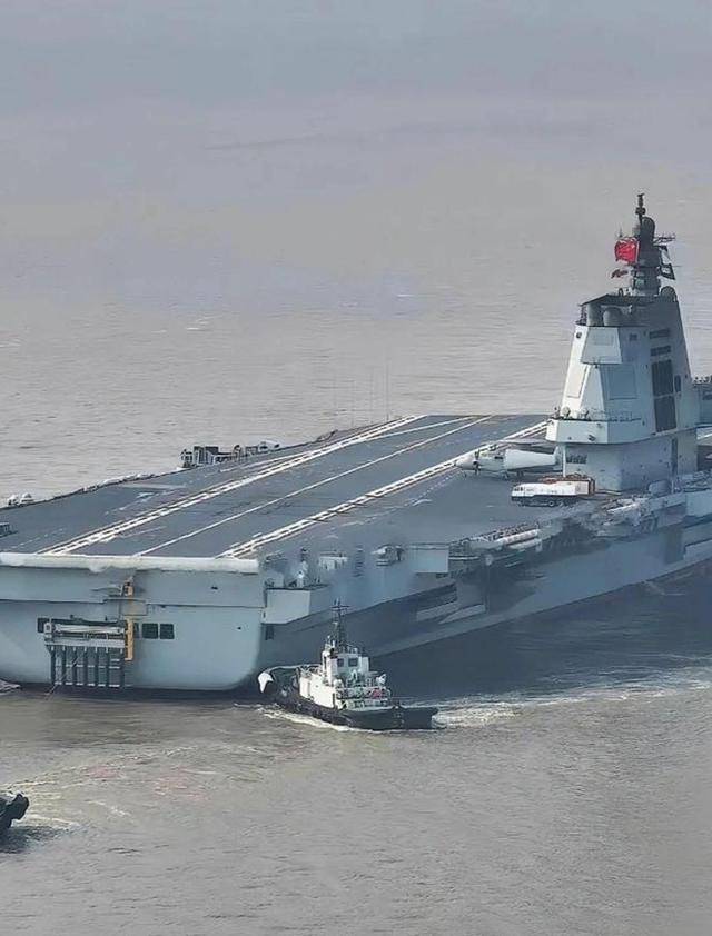 皇冠信用网怎么开户_福建舰新图引发热议皇冠信用网怎么开户,甲板发现着舰试飞痕迹,离服役还有多久?