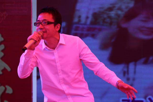 皇冠信用网会员怎么开通_写歌30年穷困潦倒皇冠信用网会员怎么开通,前妻失望选择离婚,谁料51岁靠一首歌一夜成名