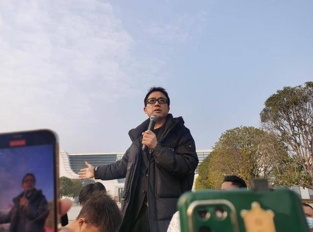 皇冠信用网会员怎么开通_写歌30年穷困潦倒皇冠信用网会员怎么开通,前妻失望选择离婚,谁料51岁靠一首歌一夜成名