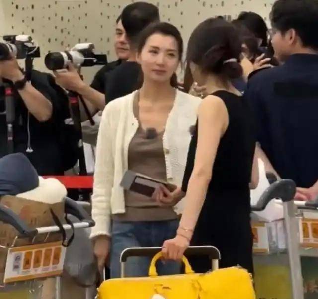 信用盘怎么开户_45岁陈好现身北京信用盘怎么开户,衣着邋遢三角区显眼,网友:怎么老成这样了