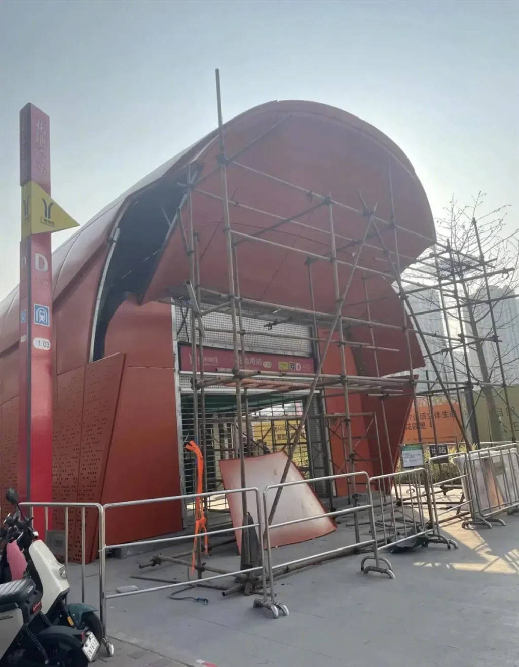 皇冠信用在线申请_广州花地湾地铁站出入口外形引发争议后被拆除皇冠信用在线申请,建设方:对4人进行处罚