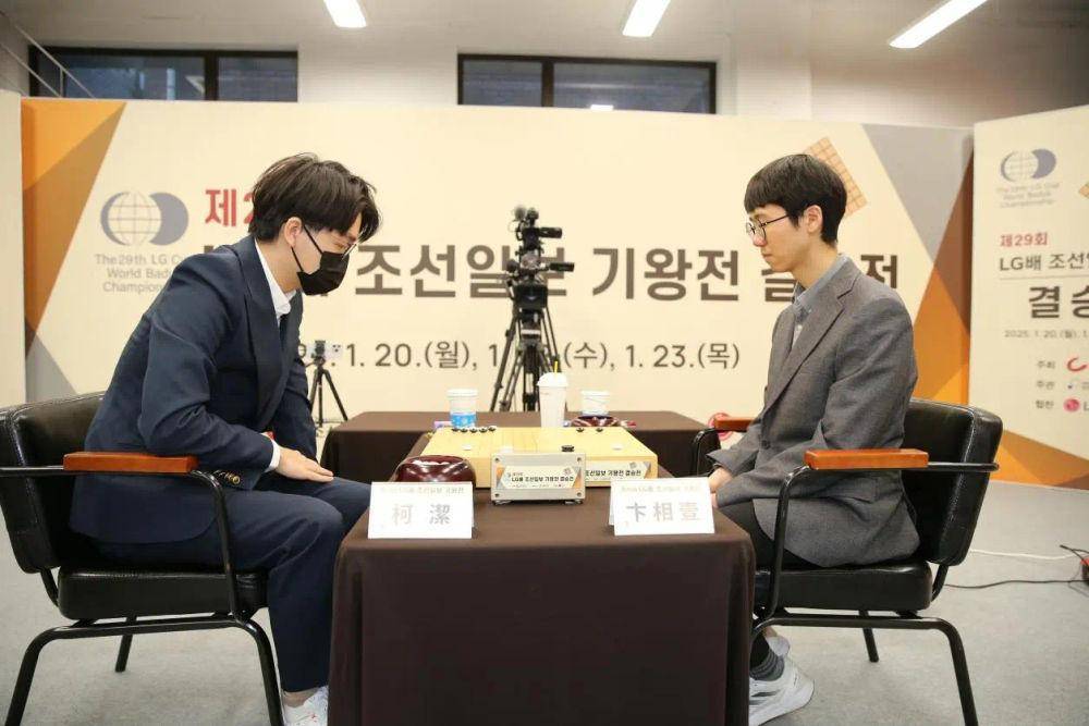 皇冠信用网会员_LG杯决赛第三局暂停 柯洁问裁判:怎么能用他的时间封盘皇冠信用网会员?
