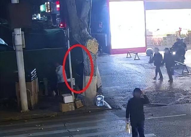皇冠信用盘账号_“被撞了一下皇冠信用盘账号,手机不见了”一江西男子来汉访友,看到手机“没忍住”盗窃,民警:为抓他奔袭数百余公里