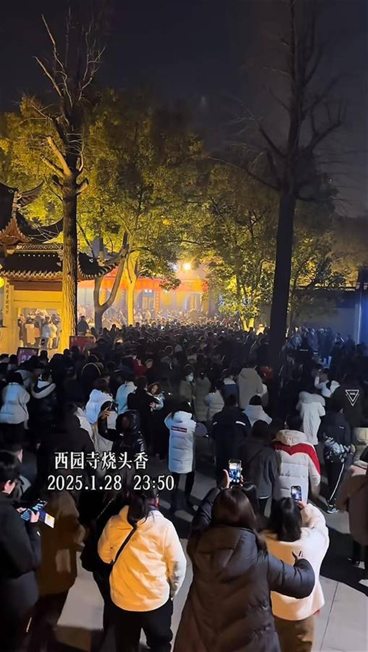 皇冠信用网注册_为了“烧头香”皇冠信用网注册,大家都拼了,有人连夜排队10小时