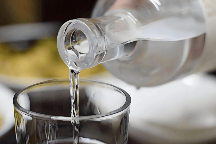 籃球基本規則_毕节一公司在食堂接待籃球基本規則,10人就餐8人喝白酒!总经理被撤职