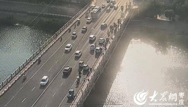 皇冠信用网址
_山东枣庄:消防员执行公务途中营救一名跳河女子