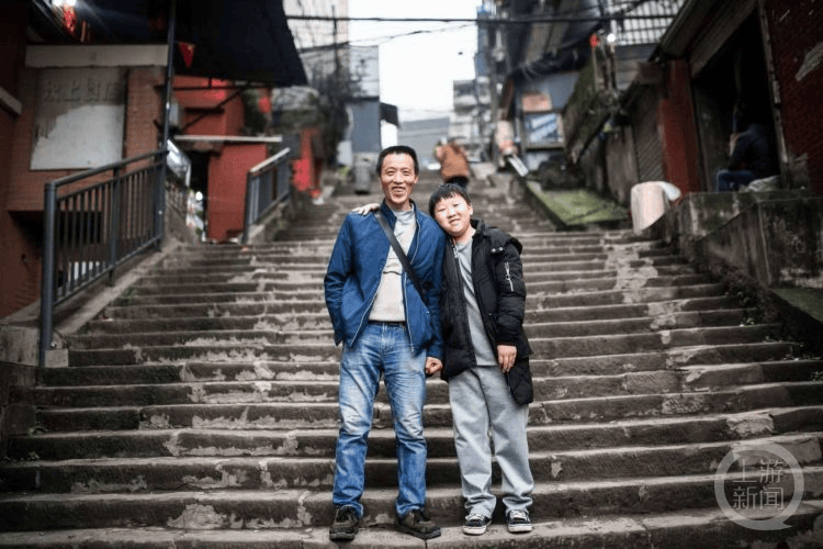 信用網怎么开户
_“你比棒棒爸爸更棒信用網怎么开户
！” 朝天门梯坎上爸爸牵着的小男孩高考啦