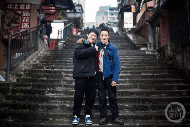 信用網怎么开户
_“你比棒棒爸爸更棒信用網怎么开户
！” 朝天门梯坎上爸爸牵着的小男孩高考啦