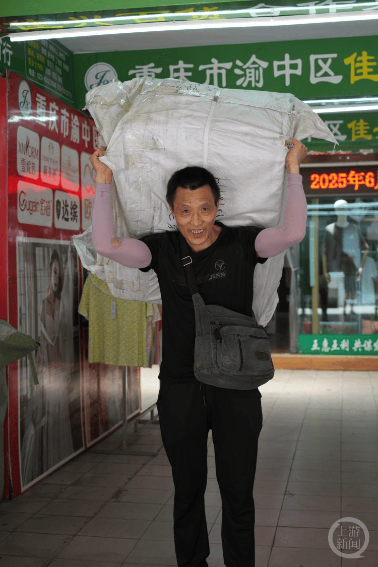 信用網怎么开户
_“你比棒棒爸爸更棒信用網怎么开户
！” 朝天门梯坎上爸爸牵着的小男孩高考啦