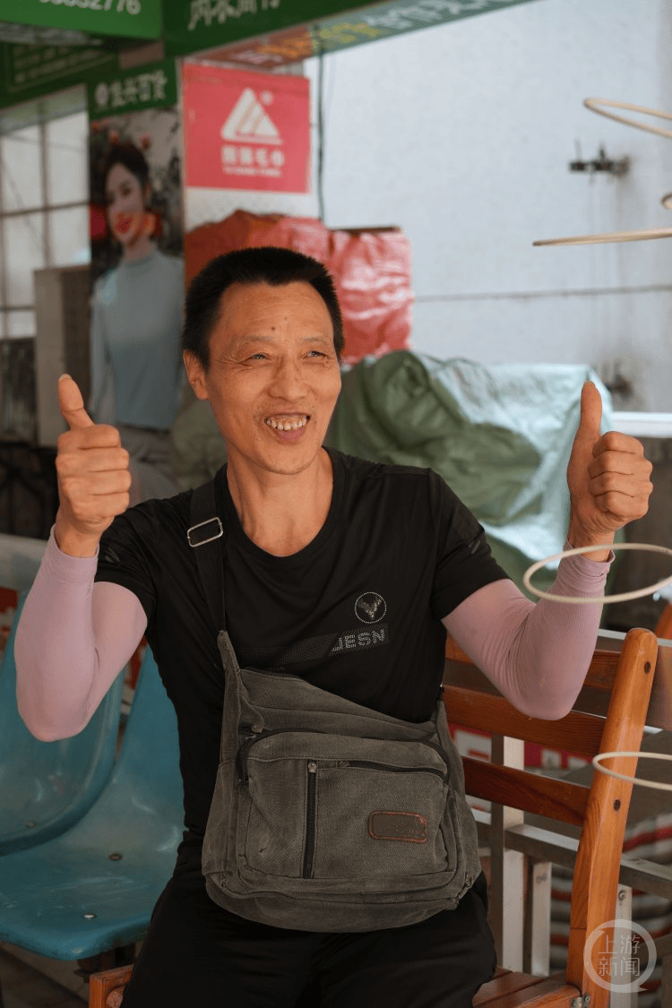 信用網怎么开户
_“你比棒棒爸爸更棒信用網怎么开户
！” 朝天门梯坎上爸爸牵着的小男孩高考啦