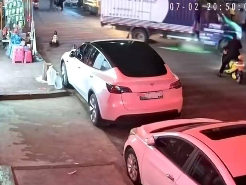 hga030注册_律师解析“幼童躺街上玩耍被碾身亡”：司机不会因视线盲区免责hga030注册，监护人失职也需担责