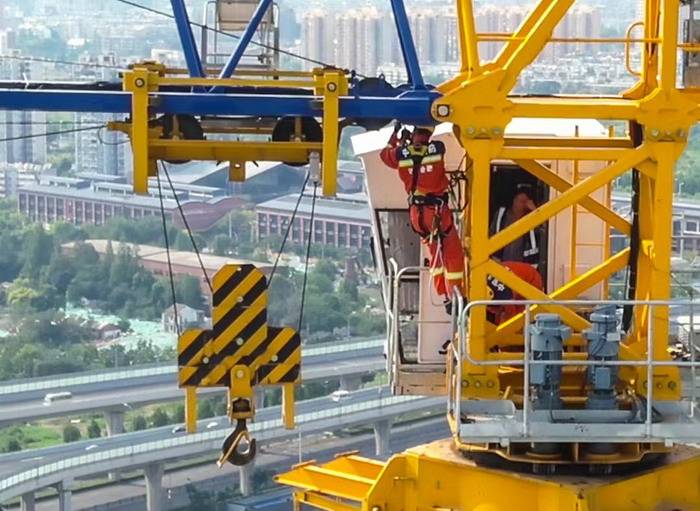 皇冠信用網APP下载_40℃高温皇冠信用網APP下载！合肥一塔吊操作员因身体不适被困 消防百米高空救援