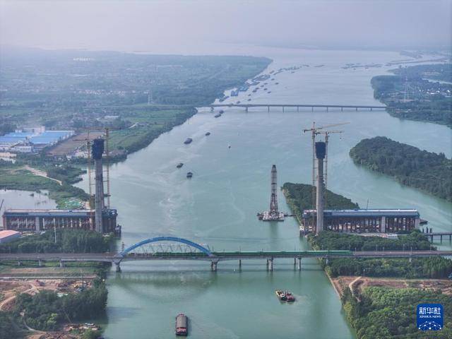 皇冠信用網哪里申请_江苏扬州:沪渝蓉高铁跨京杭运河斜拉桥建设有序推进