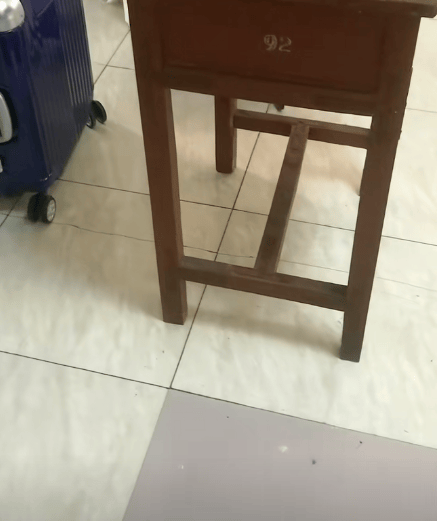 皇冠皇冠足球平台
_江苏一男子租房陪读皇冠皇冠足球平台
，看到老课桌上几个数字惊了！竟是自己33年前的“伙伴”