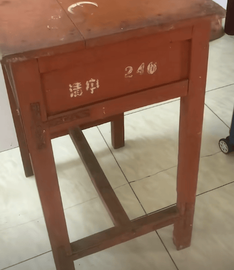 皇冠皇冠足球平台
_江苏一男子租房陪读皇冠皇冠足球平台
，看到老课桌上几个数字惊了！竟是自己33年前的“伙伴”