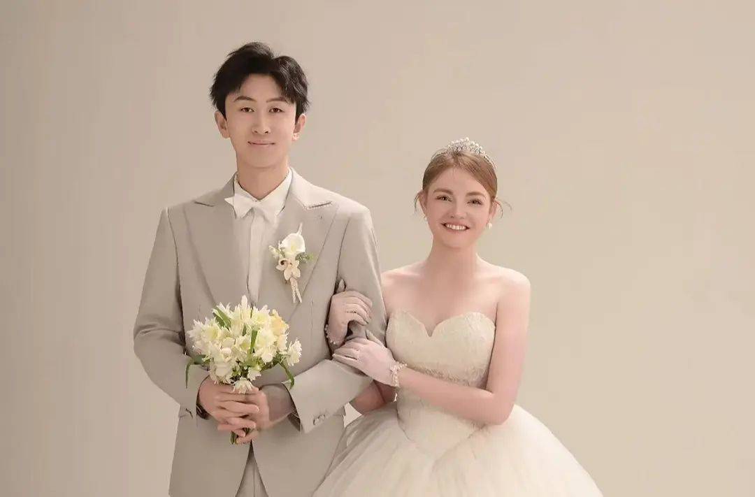 皇冠信用网账号申请_送外卖时一见钟情皇冠信用网账号申请!外卖小伙与美籍外教妻子闪婚