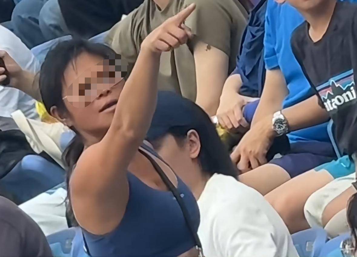 皇冠信用網如何开户_女子酒后观看上海大师赛多次尖叫被抬走处罚皇冠信用網如何开户!主办方发提醒