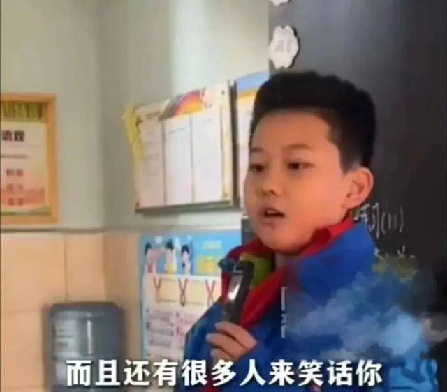 伊朗足球_校服被写侮辱性文字伊朗足球,9岁男孩勇敢发声!全网点赞