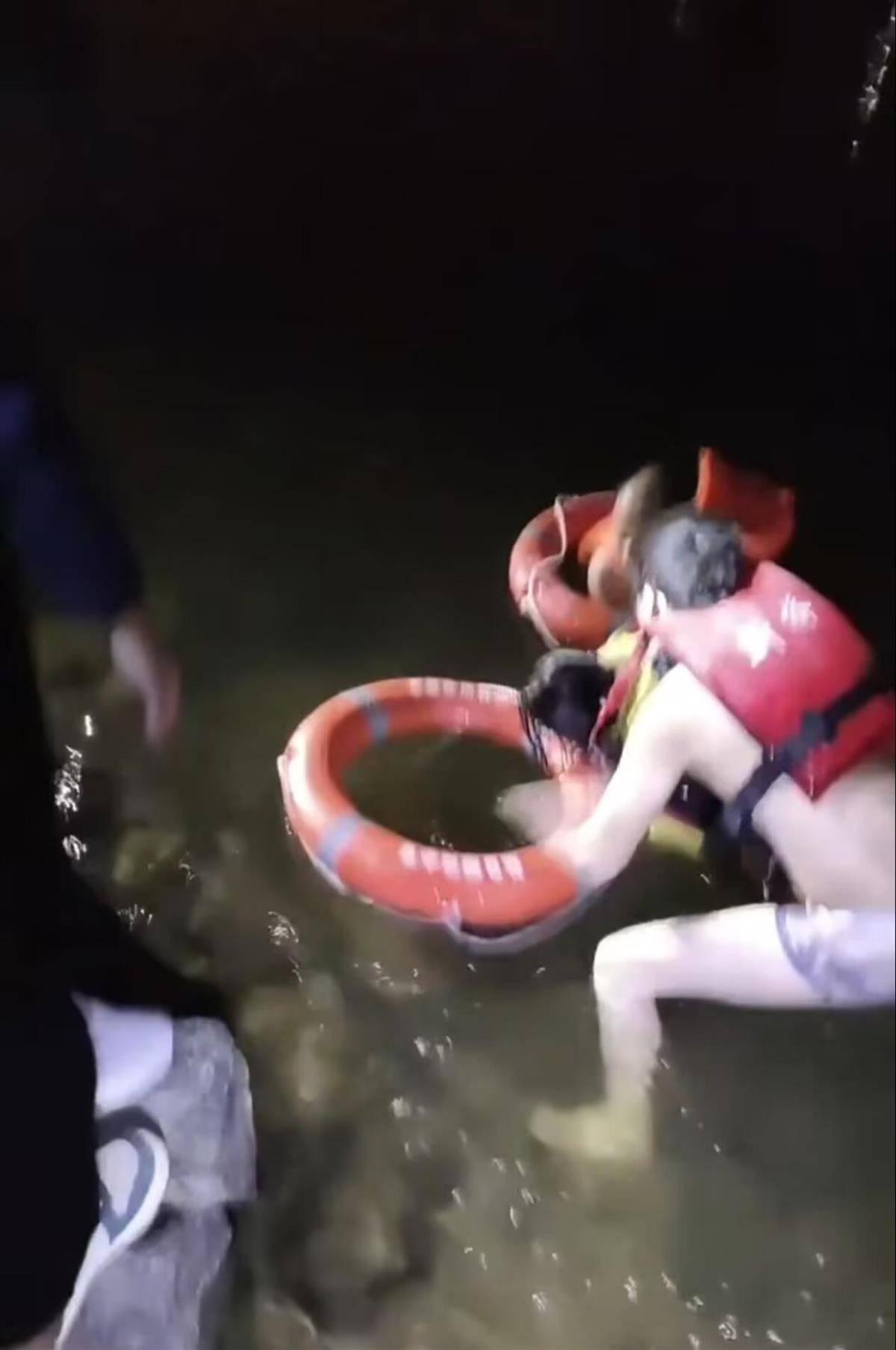 如何申请皇冠信用网_长沙一名女孩凌晨落水如何申请皇冠信用网,两名钓鱼佬不顾寒冷下水将人救起